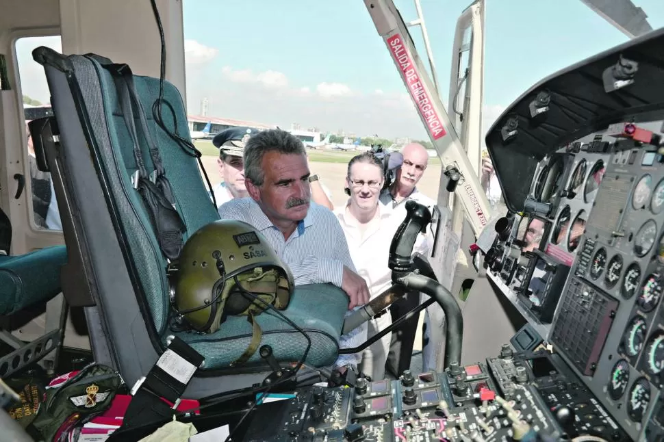 INSPECCION. El ministro de Defensa admitió que el país necesita renovar su flota de aviones de combate. dyn