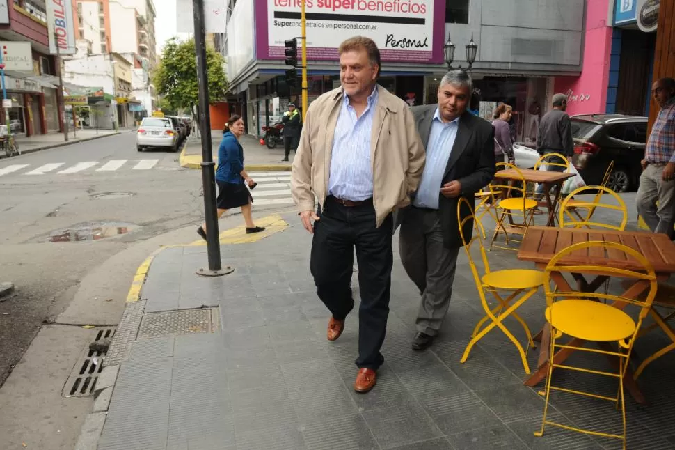 EN LA PEATONAL. Amaya, el lunes, con el legislador Alfredo Toscano. la gaceta / foto de inés quinteros orio