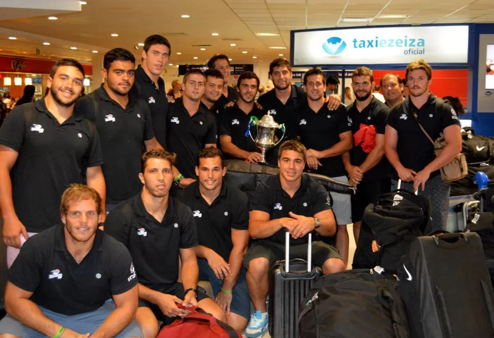 COPA CHICA PARA UN GRAN EQUIPO. La Pacific Challenge, entre los Pampas XV que la ganaron de forma invicta.  prensa uar