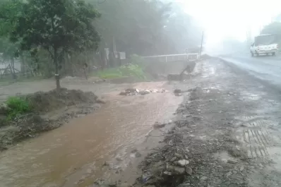 Las tormentas afectaron el acceso a un colegio y los chicos no pueden ir a clases