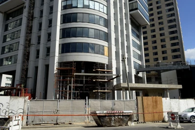 Una tuerca que cayó del piso 45 perforó el casco de un obrero y lo mató