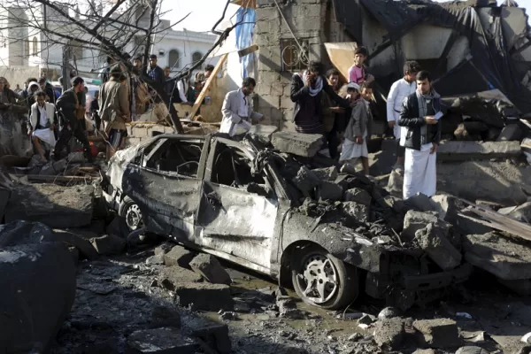 Una coalición de países árabes bombardea la capital de Yemen