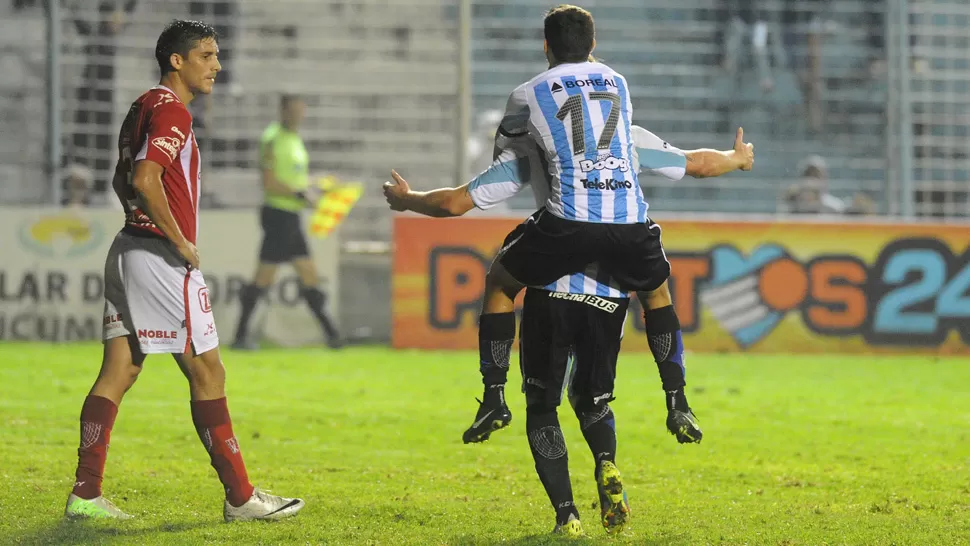 PREMIO PARA EL GOLEADOR. Menéndez facturó sobre el final y se ganó los aplausos de la gente. LA GACETA / FOTO DE HÉCTOR PERALTA