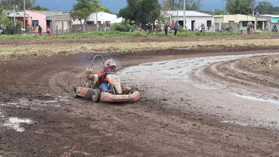 ES AQUÍ. Facundo Moreno, representante cocheño, transita la pista de su ciudad. Las lluvias obligaron a un trabajo denodado para poner el circuito en condiciones, camino al debut del fin de semana. fotos gentileza de josé medina