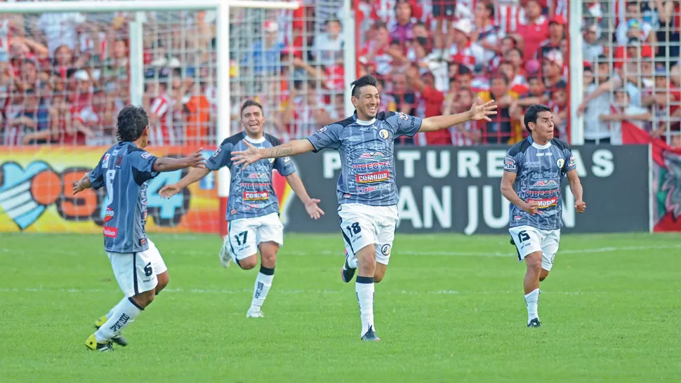 EL VERDUGO. Pablo Palavecino (18) festeja porque ya marcó su gol, en la última jugada del partido que el año pasado le dio el triunfo 1-0 a Altos Hornos Zapla en La Ciudadela, que quedó atónita. LA GACETA / FOTO DE HÉCTOR PERALTA