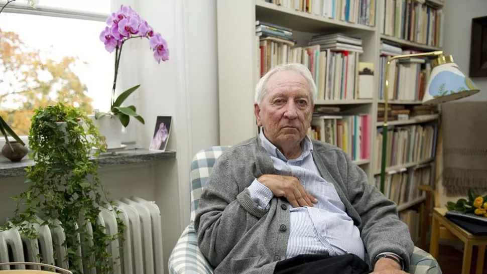 EN SU CASA. Tranströmer, entrevistado por un diario inglés. FOTO DE INDEPENDENT.CO.UK