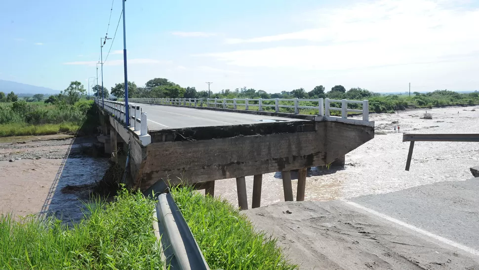 NADIE PASA. Días atrás, un motociclista murió al intentar cruzar por el puente dañado. ARCHIVO LA GACETA / FOTO DE HÉCTOR PERALTA