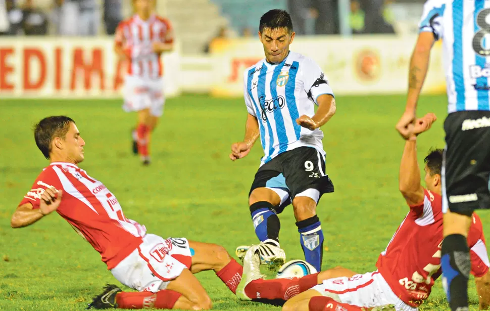 SE TRANSFORMÓ EN UNA PIEZA CLAVE EN EL ESQUEMA. Guillermo “Bebe” Acosta, una de las figuras de los “decanos” en el duelo de anoche, aparece por todo el frente de ataque complicando a los rivales. LA GACETA / FOTO DE HÉCTOR PERALTA