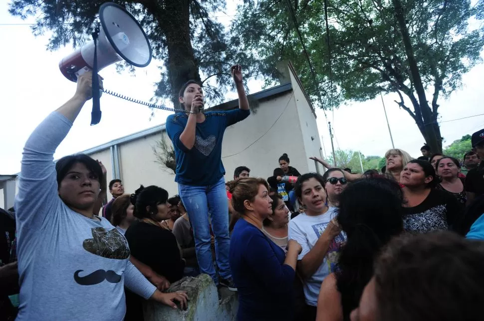 PUEBLADA. El lunes los vecinos de Colombres marcharon hasta la comisaría y le prendieron fuego al edificio. la gaceta / foto de diego aráoz