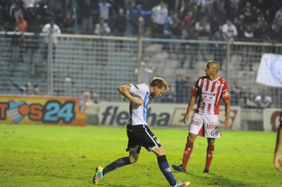 SE PUDO SACAR LA “MUFA”. Cristian Menéndez, que desperdició varias chances, terminó cerrando el marcador del duelo. la gaceta / foto de héctor peralta