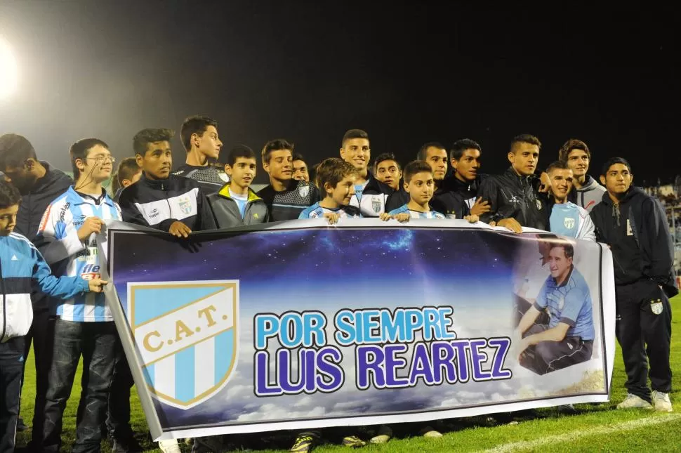 HOMENAJE. Los chicos de la Octava homenajearon a su entrenador.  