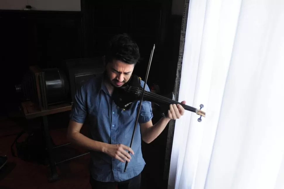 EL LENGUAJE DEL SONIDO. Manu Sija se pone la música al hombro, pero no solo con el violín sino también con la guitarra, el teclado o la percusión.  la gaceta / foto de Analía Jaramillo 