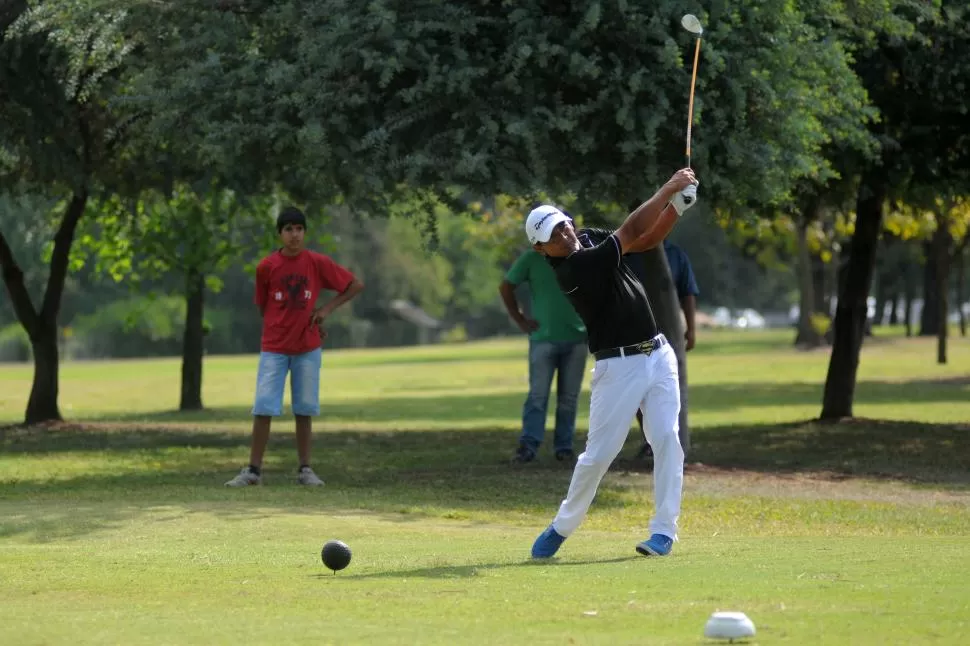 MÁS MALAS QUE BUENAS. Andrés Romero cometió varios bogeys ayer. la gaceta / foto de inés quinteros orio (archivo)