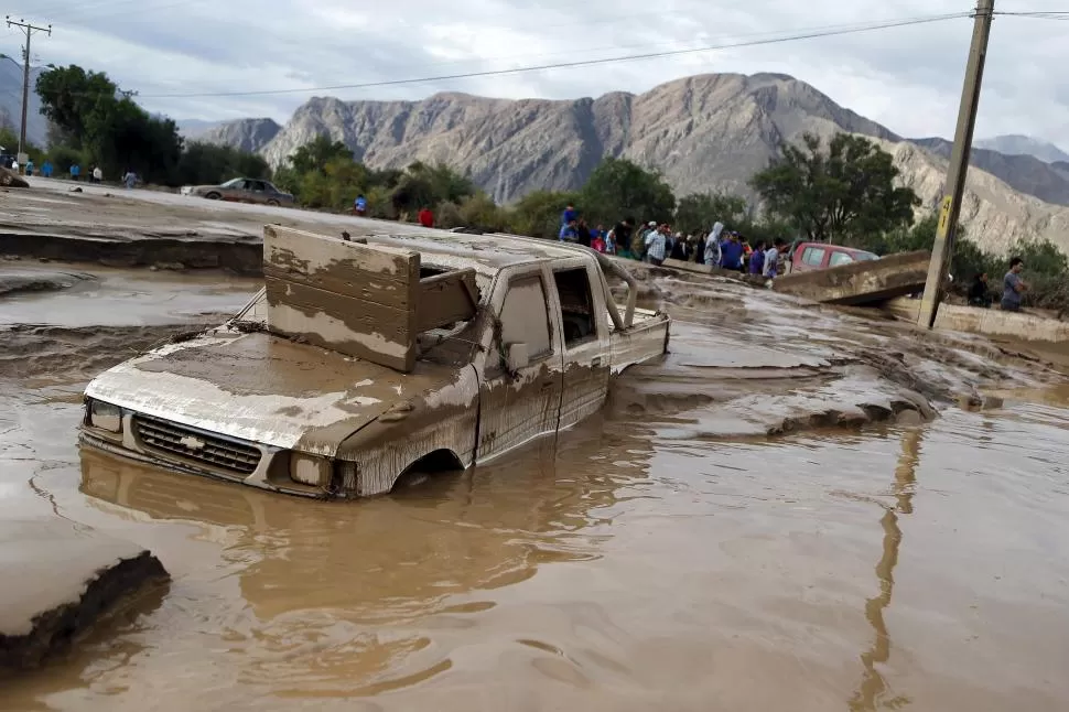 COPIAPÓ. El deslave de cerros cubrió de barro calles y vehículos en la ciudad. reuters