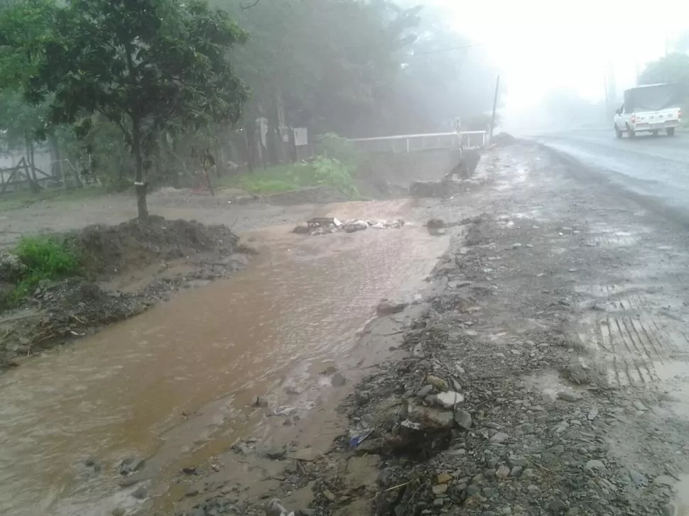 Las tormentas afectaron el acceso a un colegio y los chicos no pueden ir a clases