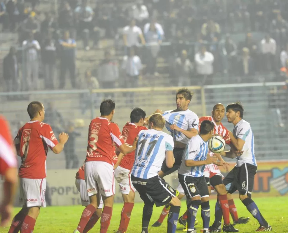 ¡PENALAZO! Un defensor de la “gloria” toma de la camiseta y empuja a Rodrigo Mieres cuando la pelota está en otro lado. la gaceta / fotos de héctor peralta