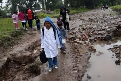 El camino destrozado dificulta la llegada a la escuela