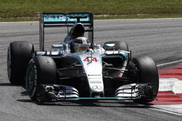 Todo está como entonces, con un Mercedes adelante