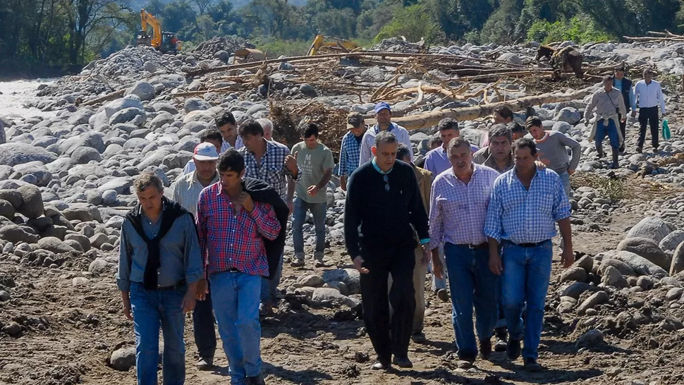 SOBRE EL GASTONA. El ministro del Interior, Osvaldo Jaldo, y el secretario de Obras, Oscar Mirkin, recorrieron el cauce del río que arrasó en el Sur.  foto de humberto villagra