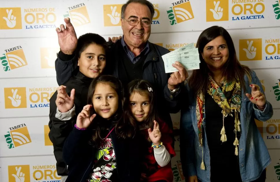 FELICES. Tres generaciones de la familia Marassa celebran el triple premio, que les permitirá arreglar su casa. la gaceta / foto de jorge olmos sgrosso