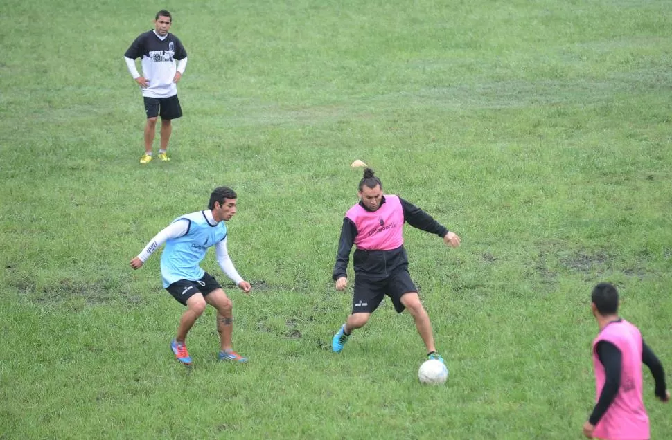 QUEDA AFUERA. El técnico Vícto Godoy, para evitar males mayores, decidió que no tendrá en cuenta a Ariel Aragón. LA GACETA / FOTO DE OSVALDO RIPOLL