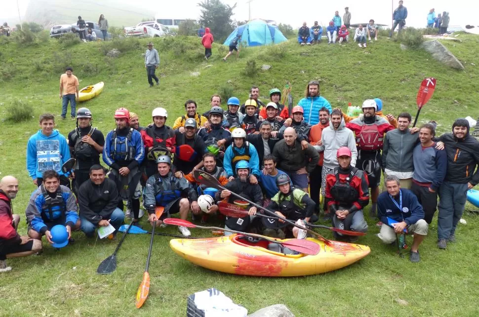 RECUERDO. Antes de la clasificación de creek, los kayakistas posaron para la foto. la gaceta / foto de osvaldo ripoll