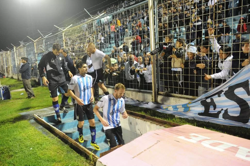 RÁPIDO A LAS DUCHAS. Menéndez, Evangelista, Matos (con campera) y Garnier (camiseta térmica) se apuraron el jueves para abandonar el campo y empezar a descansar antes del partido ante Santamarina. LA GACETA / FOTO DE HÉCTOR PERALTA