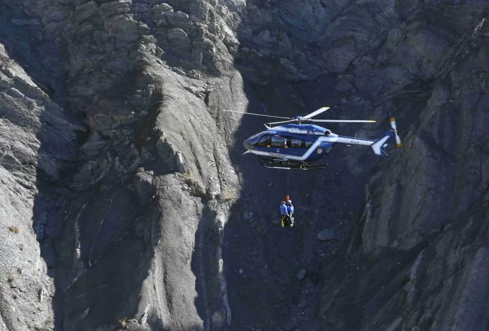 BÚSQUEDA. Las operaciones de rescate de los fragmentos del avión y de los restos de los pasajeros es de alto riesgo. reuters