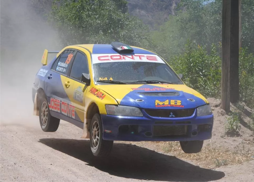 EN CATAMARCA. Conte (foto superior) quiere más en la RC2; uno de los autos de los Reginato llegando (abajo, izquierda); la técnica se hizo en un polideportivo (derecha). Fotos tomadas del Facebook Mundo Motor, Marcelino Mercado / Diario Rally , José María Cabrera / Catamarca Rally  