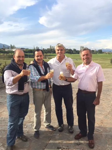 FESTEJO. Molina (2° de la izquierda) brindando junto a sus compañeros. prensa jockey club 