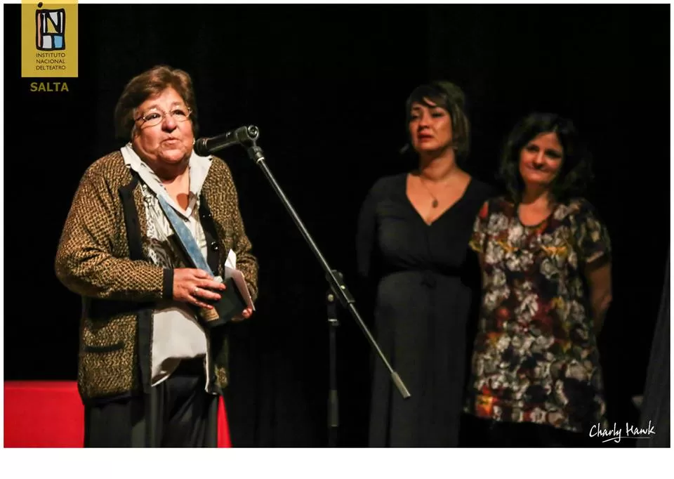 EMOCIÓN. Virginia Armatta agradece el premio a la trayectoria para su hermano Carlos, fallecido el día anterior. fotos gentileza de charly hawk