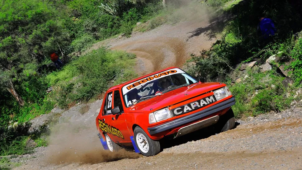 UNA COSTUMBRE. “El Tractor” de Miguel Reginato luce ahora un color naranja más intenso que antes. Lo que sigue igual es su potencia, algo que el piloto aprovecha. foto de marcelino mercado / diario rally