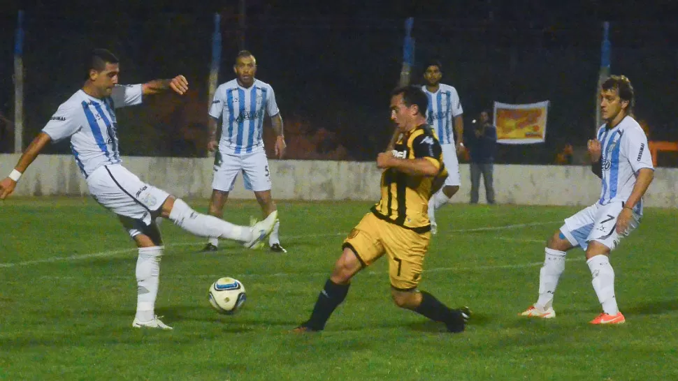 MALA NOCHE. Atlético dejó su invicto en Tandil, donde cayó por 1 a 0 ante Santamarina. FOTO DE RAUL CABRERA / LA VOZ DE TANDIL