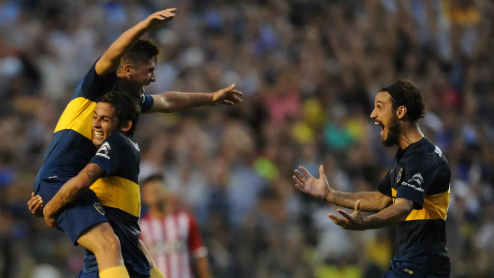 FESTEJO XENEIZE. Boca Juniors le gana por 2 a 0 a Estudiantes de La Plata, por la 7 ta. fecha del Torneo de Primera División. Cristian Erbes festeja su gol y primero de Boca. También lo celebra Daniel Osvaldo, autor del segundo. TELAM