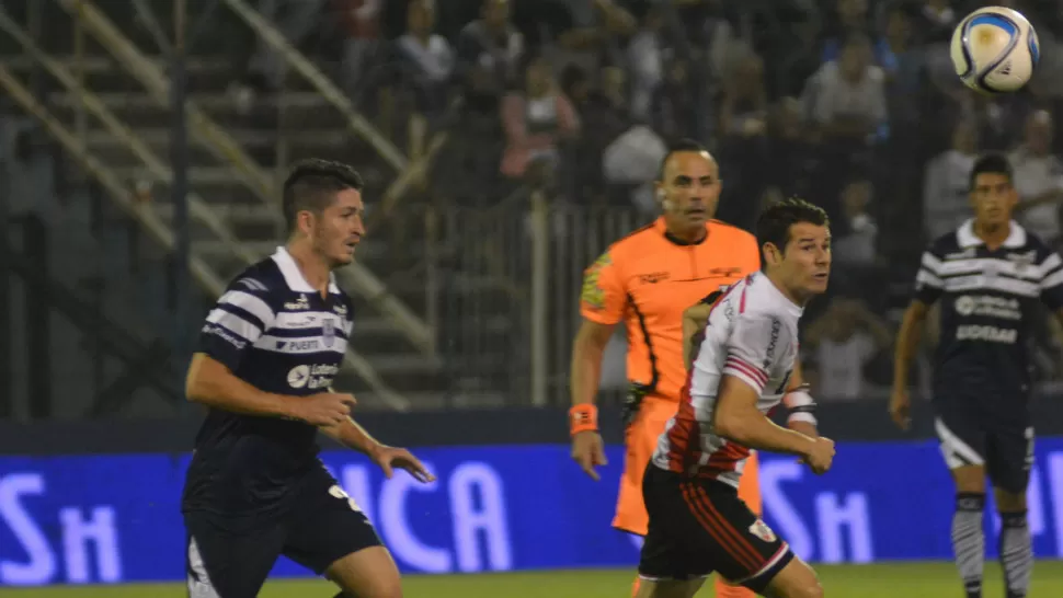 VENTAJA MILLONARIA. Rodrigo Mora busca la pelota. River le gana a Gimnasia 2-0 al final del primer tiempo. TELAM