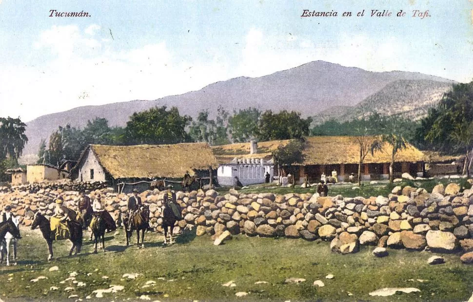 UNA ANTIGUA PROPIEDAD. La tradicional “sala” de la estancia tafinista “Las Tacanas”, donde pasó largos años el doctor Laguna, en una foto de 1910. Se conserva hasta hoy la gaceta / archivo