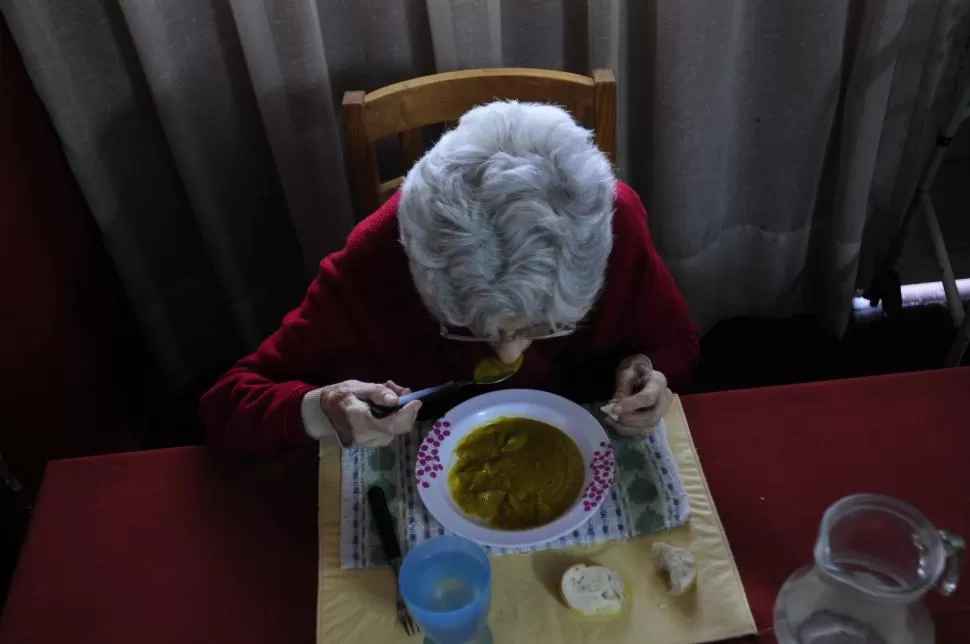 NO SOLO UN PLATO DE COMIDA. Entre las necesidades, la de compañía es esencial para los adultos mayores. la gaceta / foto de analí jaramillo