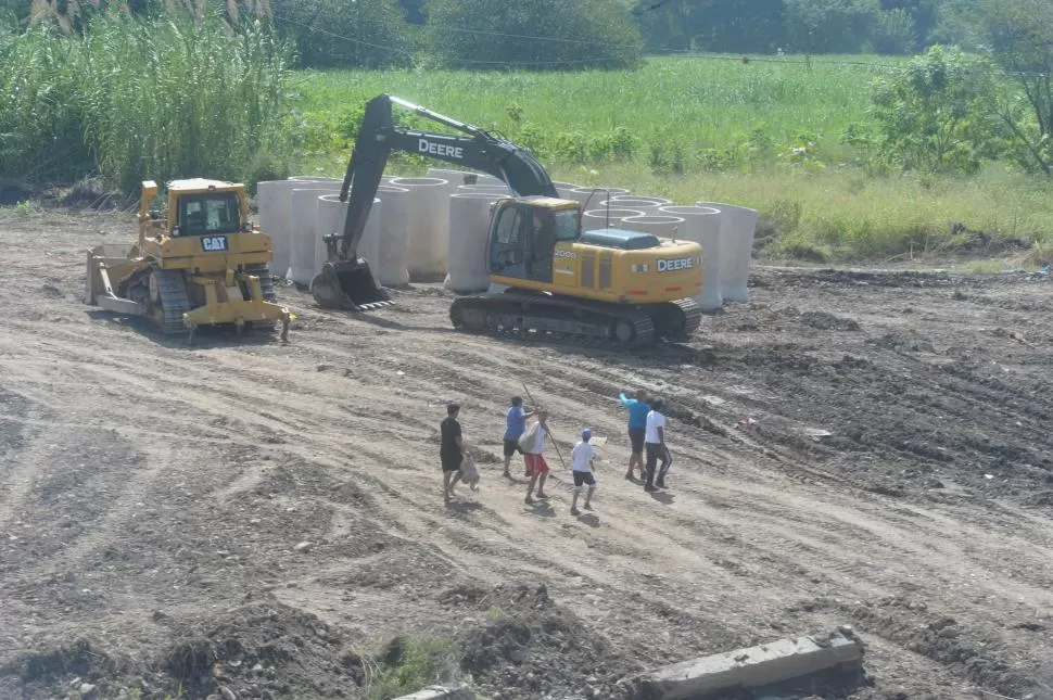 OBRA. En el río Lules, Vialidad Provincial está construyendo terraplenes. Se descartó el uso de un puente bailey. la gaceta / foto de franco vera