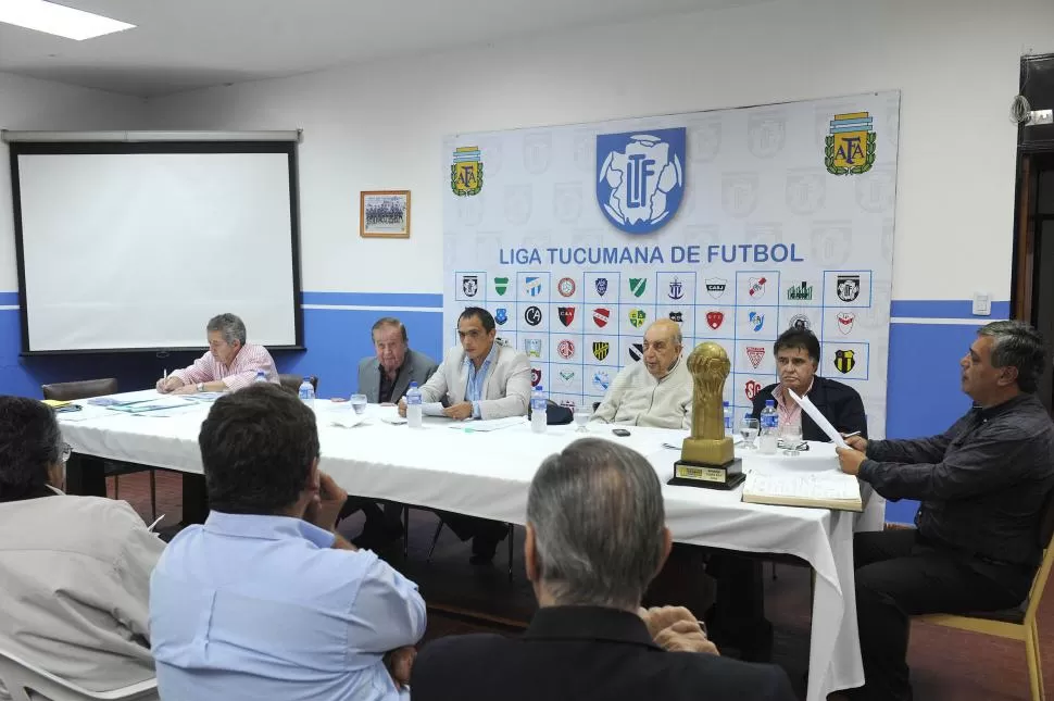 EN PLENA DISCUSIÓN. Darío Zamoratte, como presidente de la Liga, encabezó la asamblea ordinaria de la entidad. la gaceta / foto de héctor peralta