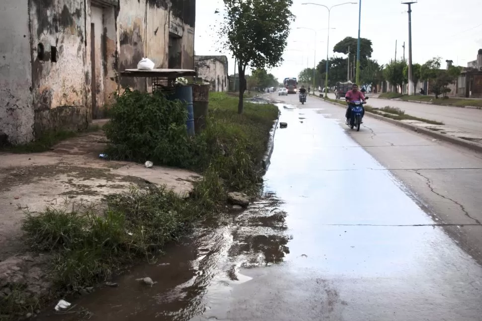 LUGARES DEL ATAQUE. Maya fue abordado en Larrea y Juan B. Terán y condujo su moto hasta que cayó en avenida Independencia al 2.800 (foto). la gaceta / fotos de inés quinteros orio