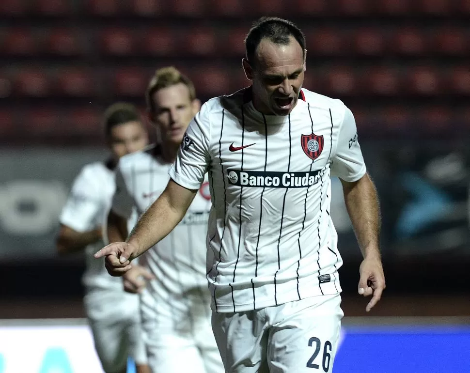 IMPARABLE. Mauro Matos marcó dos goles en el gran triunfo de San Lorenzo. dyn