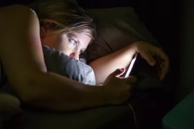 Usar el celular o la tablet antes de dormir disminuye la calidad del descanso