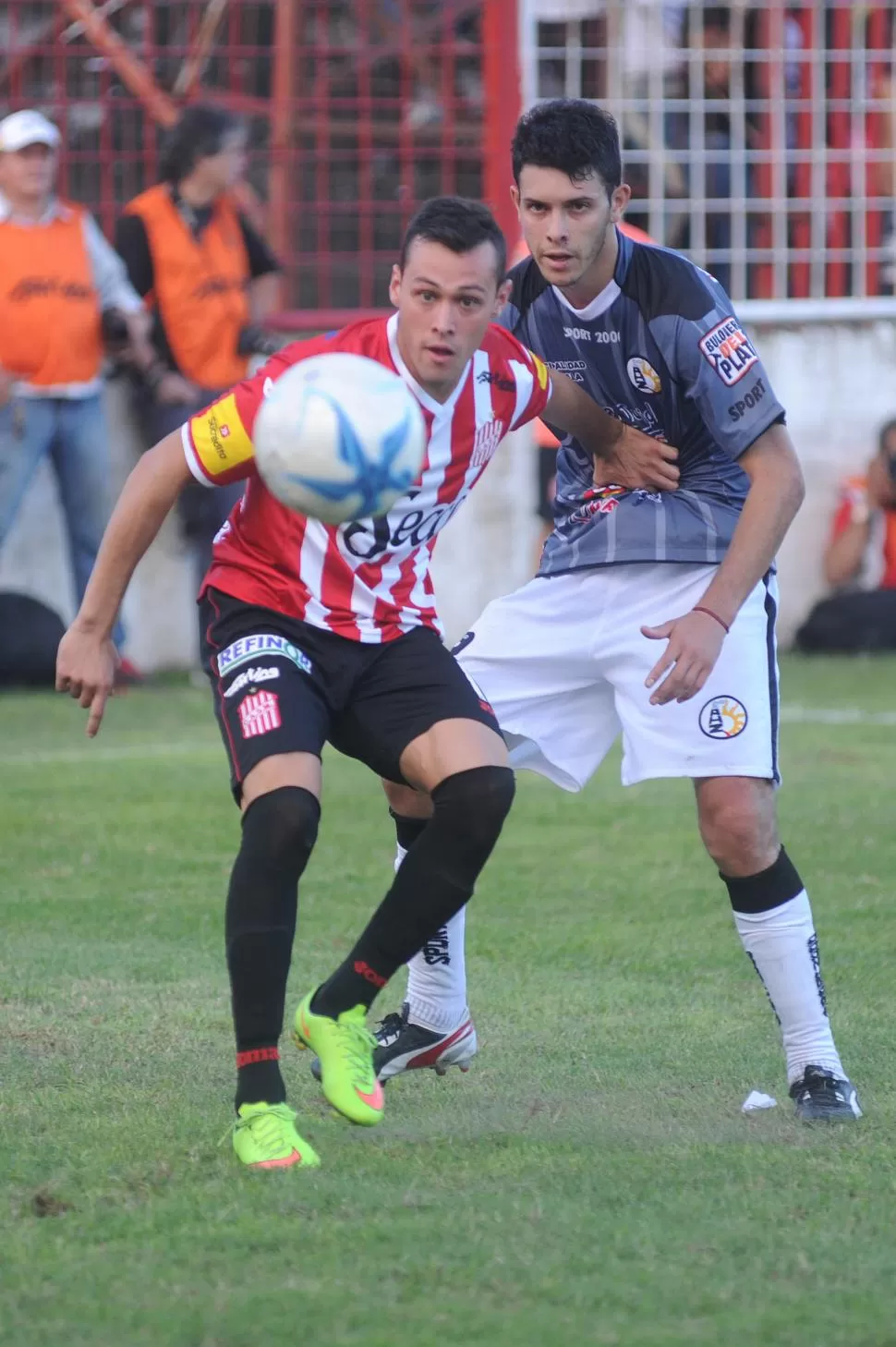 PEGADO. Chacana espera el balón y el rival lo marca de atrás sin dejarlo mover. la gaceta / foto de antonio ferroni