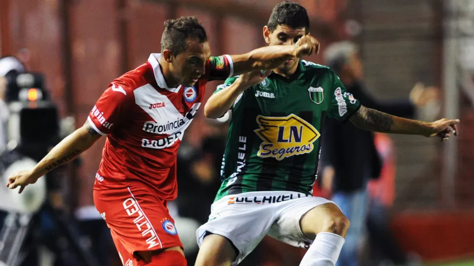 MANO A MANO. Argentinos y Nueva Chicago no se sacaron ventaja y empataron 1 a 1 en La Paternal. TELAM