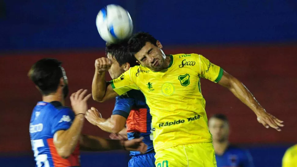 CABEZA A CABEZA. Tigre y Defensa y Justicia no se sacaron ventaja y empataron 0-0 en Victoria. TELAM