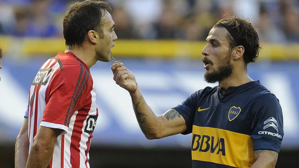 COME PASTO. Cuando promediaba el primer tiempo Daniel Osvaldo, de Boca, reaccionó ante una serie de infracciones que le habían cometido Desábato e Israel Damonte, y le ofreció pasto al capitán del equipo platense, mientras le decía tomá, burro, comé pasto. TELAM