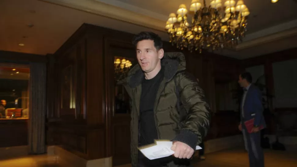 EN GIRA. La delegación nacional llegó al hotel Hilton Meadowlands de East Rutherford, en Nueva Jersey, donde mañana enfrentará a Ecuador. Los primeros en ingresar fueron  Gerardo Martino,  Lionel Messi (foto) y Ángel Di María. FOTO DE CLARIN.COM