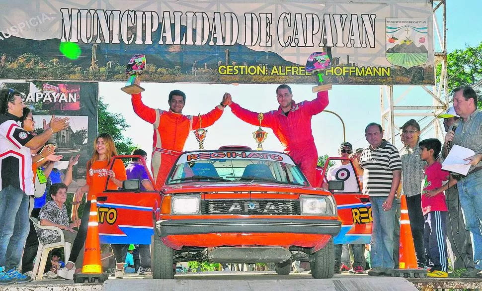 EN LO MÁS ALTO. Pablo Monasterolo (izquierda) y Andrés Reginato, con los trofeos y con el auto (preparado por Caram) que les permitió llegar a la victoria. foto de marcelino mercado / diario rally 