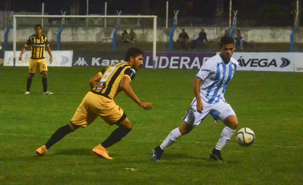 NO FUE SU DÍA. Imbert recibe la pelota ante la marca de Strada. El delantero “decano” no tuvo un buen partido y no dispuso de chances para vencer el arco rival. fotos de RAUL CABRERA LA VOZ DE TANDIL (especial para la gaceta)