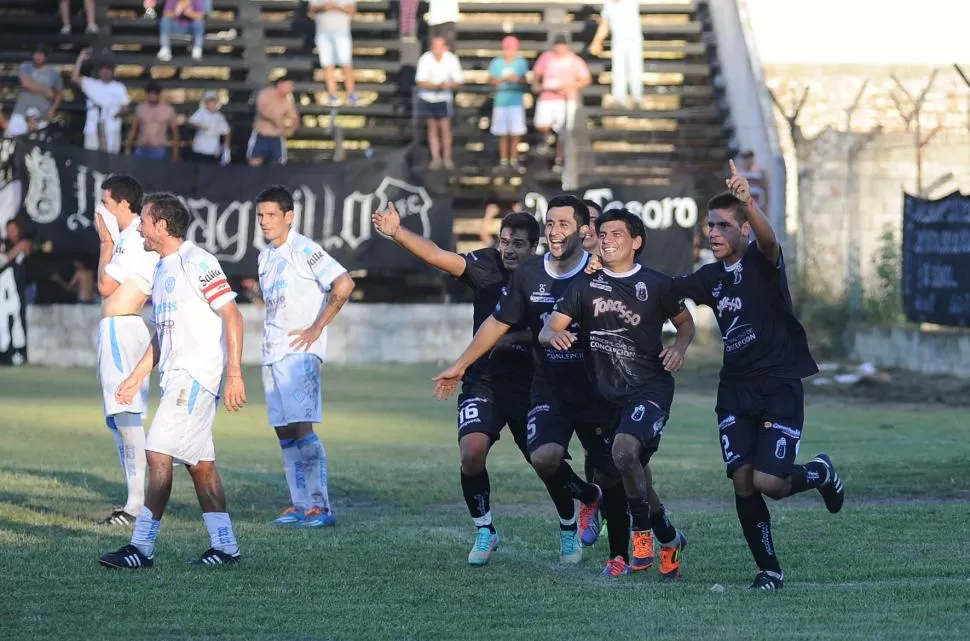 A CELEBRAR SE DIJO.  Maximiliano Acosta, Alejandro Pérez, José Saavedra y Luciano Gonzalez inician el festejo del gol. LA GACETA / FOTOS DE OSVALDO RIPOLL